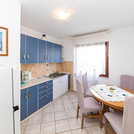 2 Bedroom Cozy Apartment In Kastel Kambelovac Kaštela Eksteriør billede