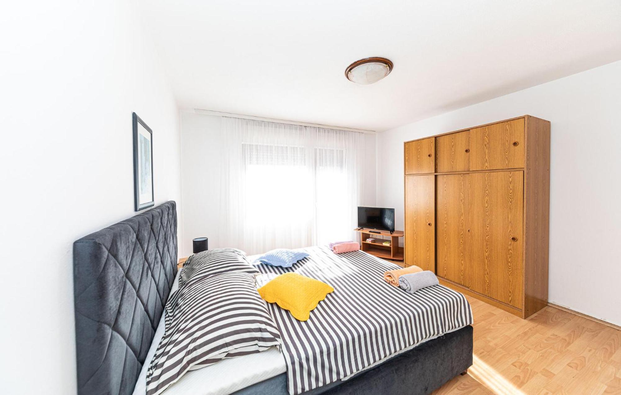 2 Bedroom Cozy Apartment In Kastel Kambelovac Kaštela Eksteriør billede