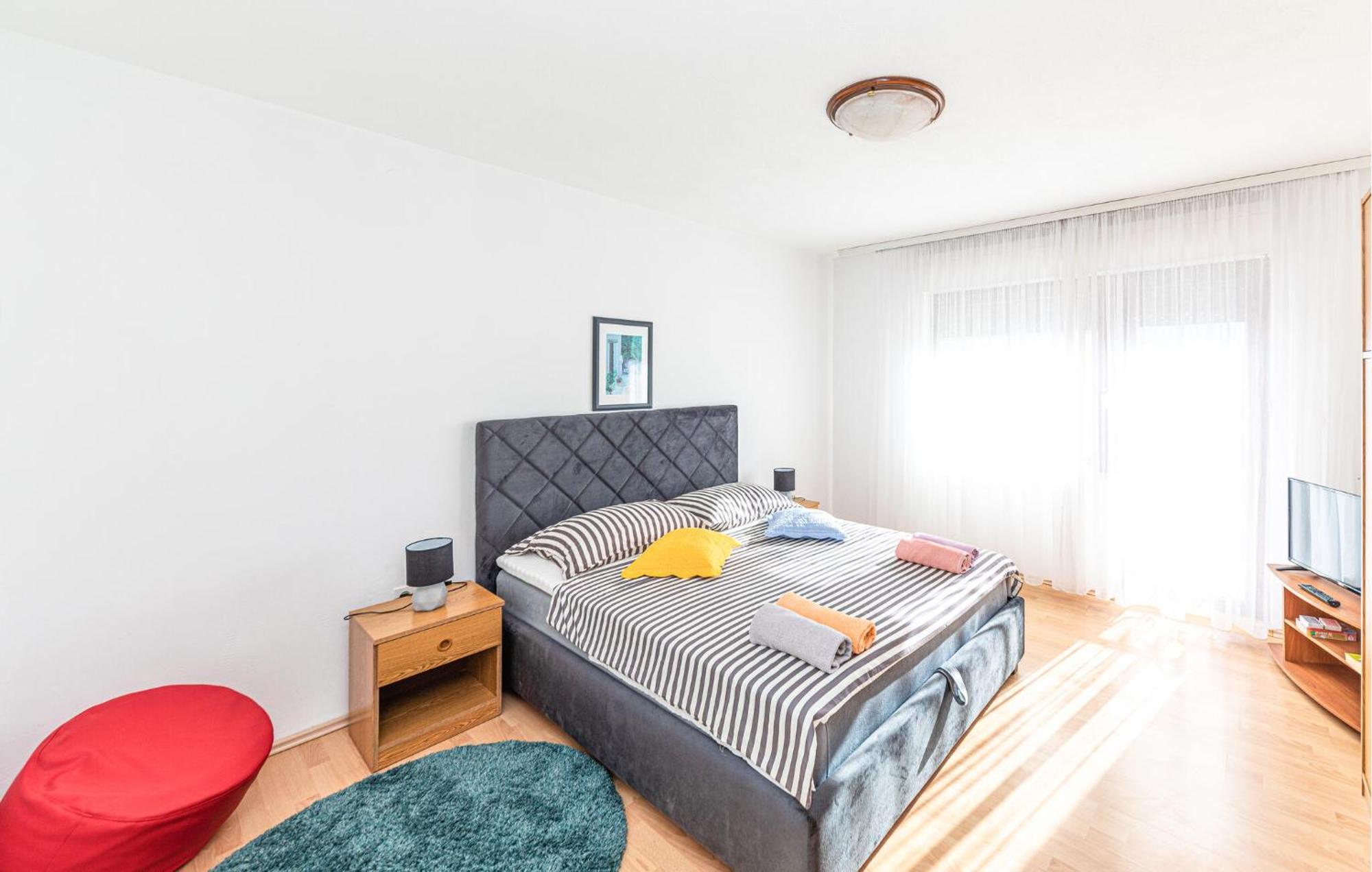 2 Bedroom Cozy Apartment In Kastel Kambelovac Kaštela Eksteriør billede