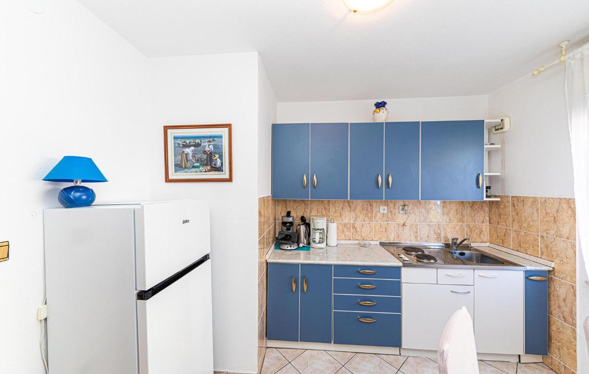 2 Bedroom Cozy Apartment In Kastel Kambelovac Kaštela Eksteriør billede