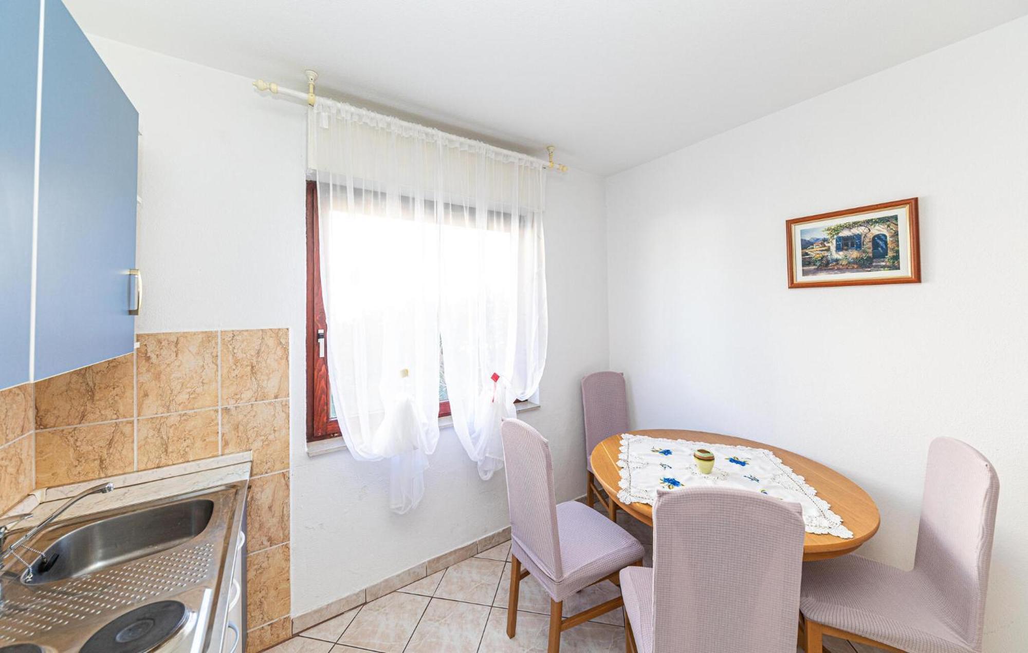 2 Bedroom Cozy Apartment In Kastel Kambelovac Kaštela Eksteriør billede