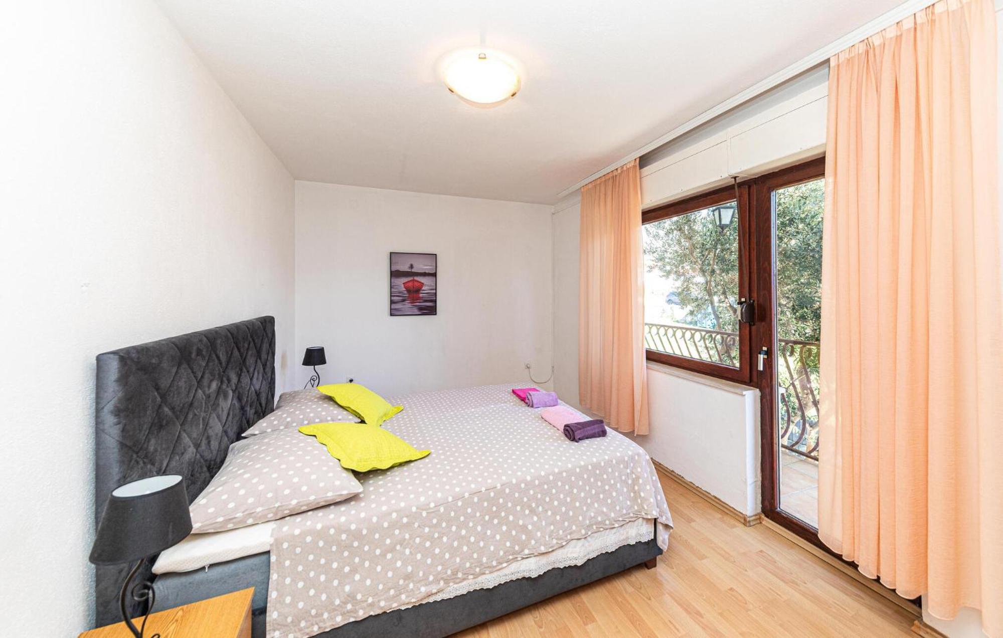 2 Bedroom Cozy Apartment In Kastel Kambelovac Kaštela Eksteriør billede