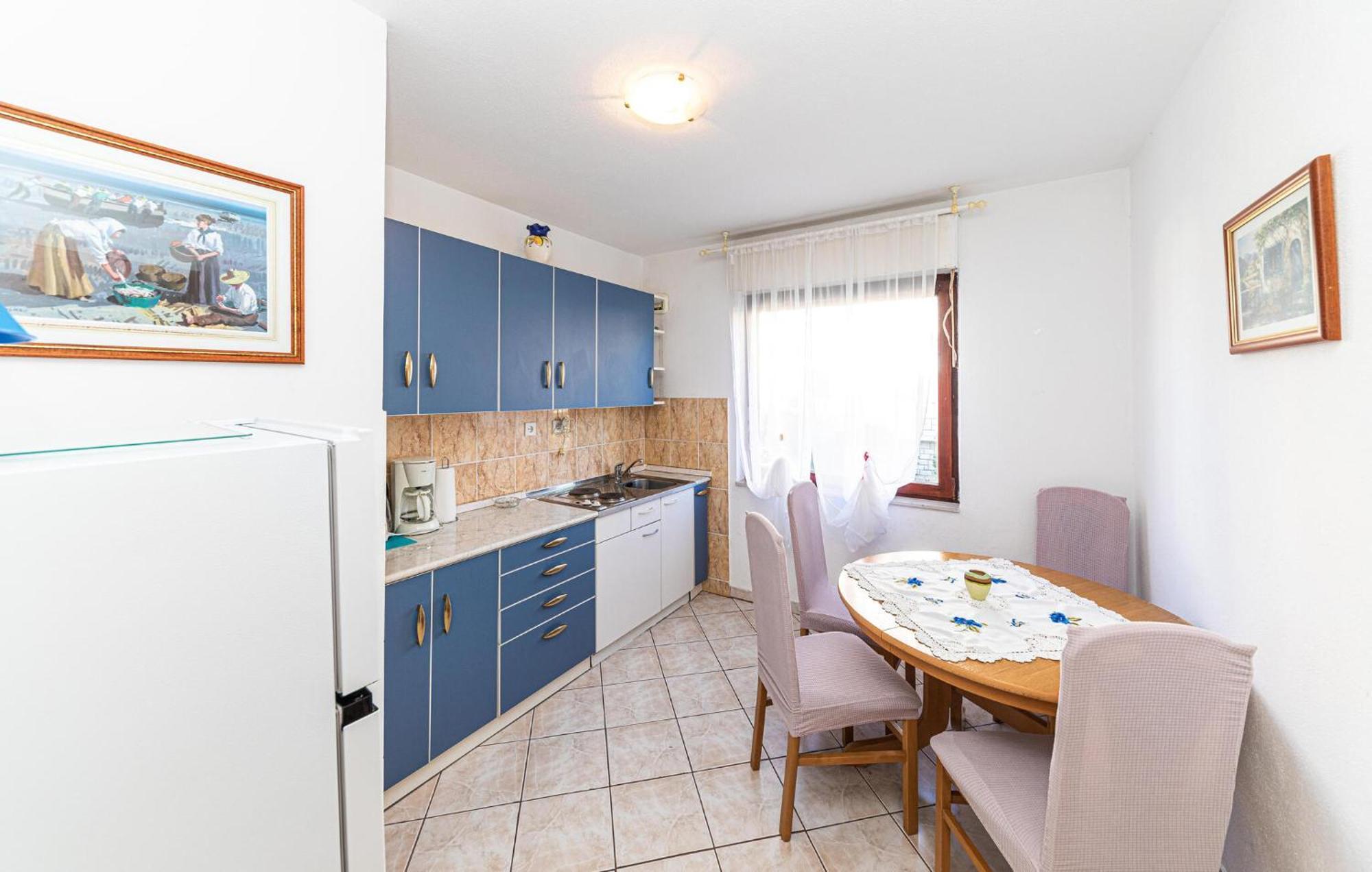 2 Bedroom Cozy Apartment In Kastel Kambelovac Kaštela Eksteriør billede